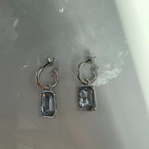 Fabulous white crystal drop earrings (good condition)